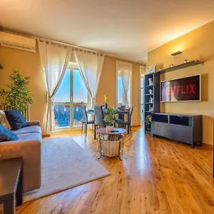 Sunny & Updated Flat With Panoramic View 50m From M4 Stop Milan